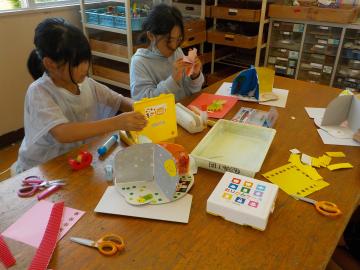 児童が表したいことを考えながら作品を作っている様子